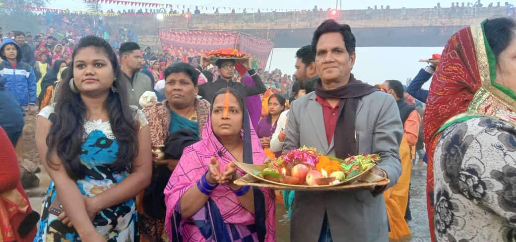 उगते सूर्य को दिया अघ्र्य, सुख-समृद्धि की कामना