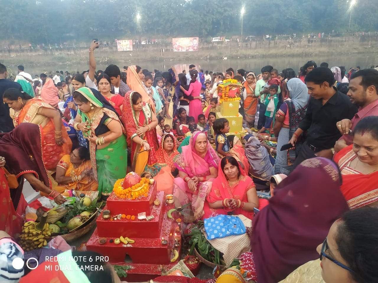 उगते सूर्य को व्रतियों ने दिया अघ्र्य, घाटों पर उमड़े श्रद्धालु