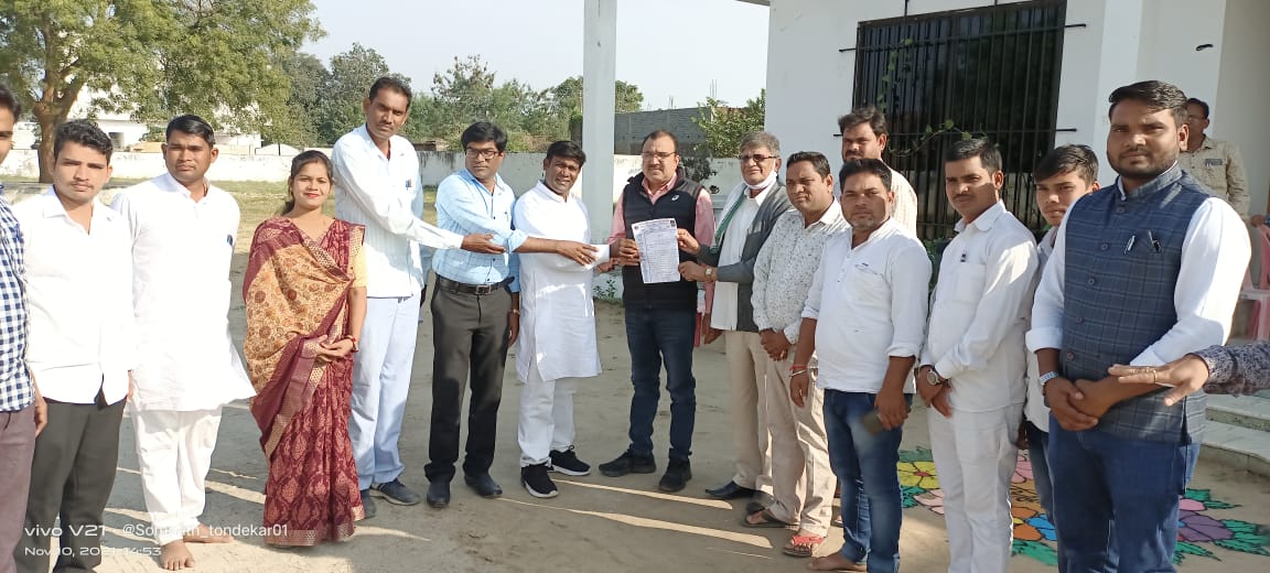 गुरु घासीदास जिला के नामकरण को लेकर खल्लारी विधायक व संसदीय सचिव को सौंपा ज्ञापन गुरु घासीदास जिला के नामकरण को लेकर खल्लारी विधायक व संसदीय सचिव को सौंपा ज्ञापन
