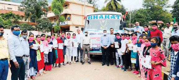 भविष्य बनाने आदिवासी छात्र-छात्राएं भुवनेश्वर रवाना