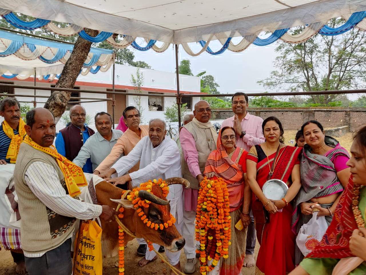 गायों को रोटियां खिलाकर मनाई गौअष्टमी