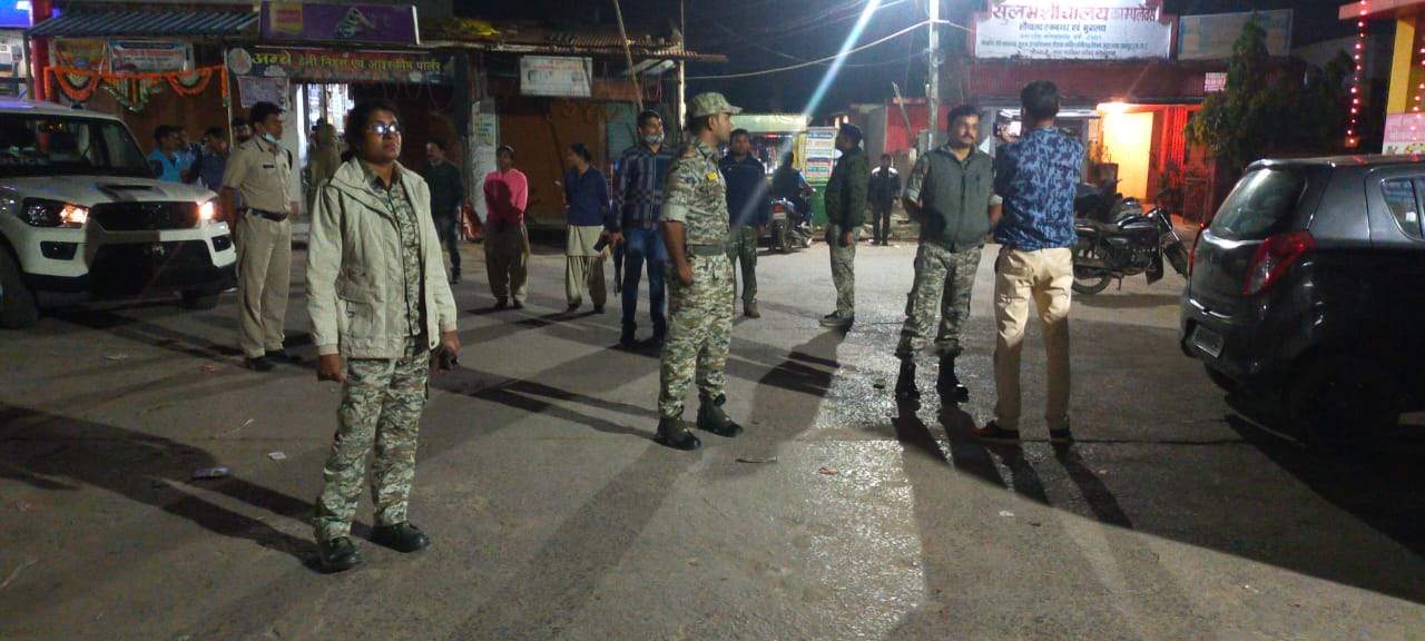 पुलिस अफसरों ने की पैदल पेट्रोलिंग व चेकिंग