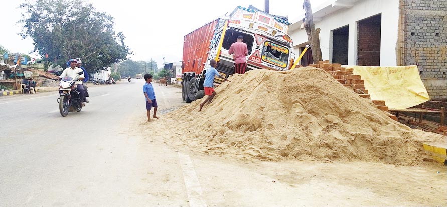 ब्रेक फेल, नाली में जा घुसा ट्रक, कोई हताहत नहीं ब्रेक फेल, नाली में जा घुसा ट्रक, कोई हताहत नहीं