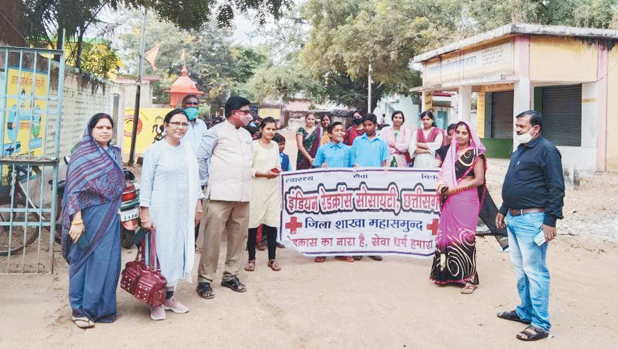टीका के लिए ग्रामीणों को प्रेरित करने निकाली रैली टीका के लिए ग्रामीणों को प्रेरित करने निकाली रैली