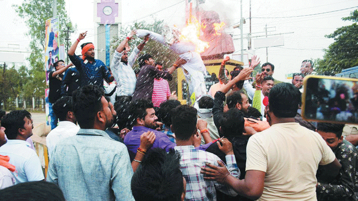 युवा मोर्चा ने सलमान खुर्शीद का पुतला फूंका