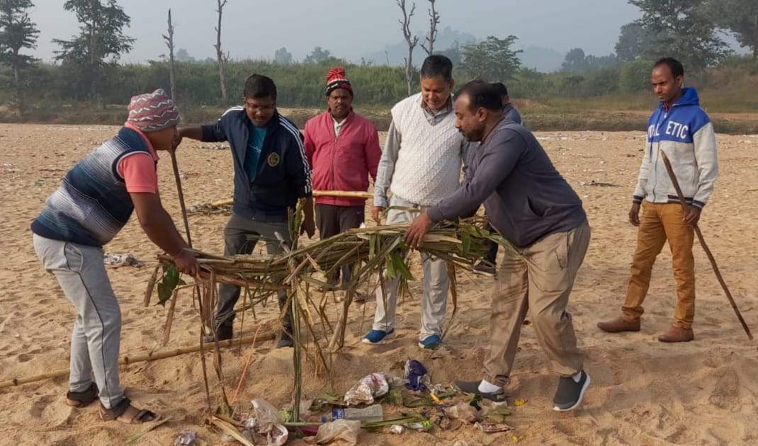 नपं अध्यक्ष व अफसरों ने की छठ घाट की सफाई