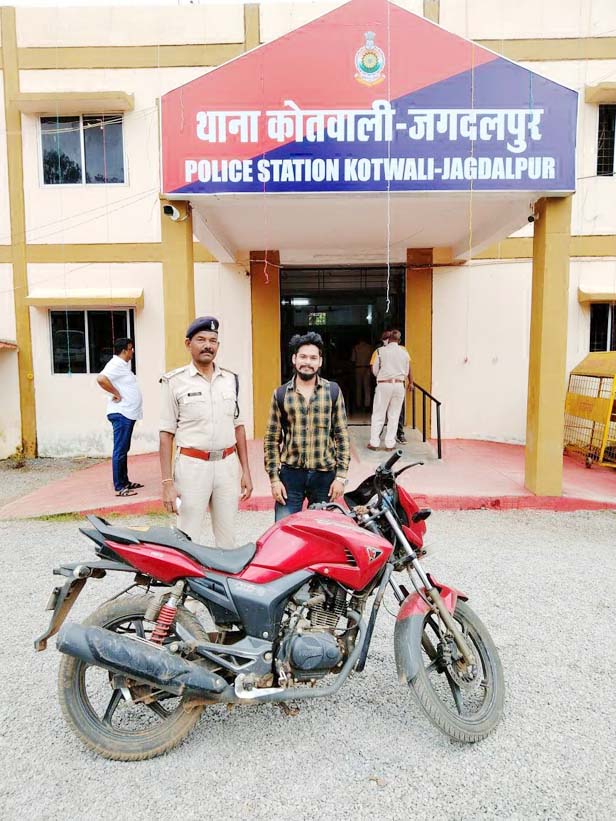 चोरी हुई बाइक मिली, मालिक को सौंपा चोरी हुई बाइक मिली, मालिक को सौंपा