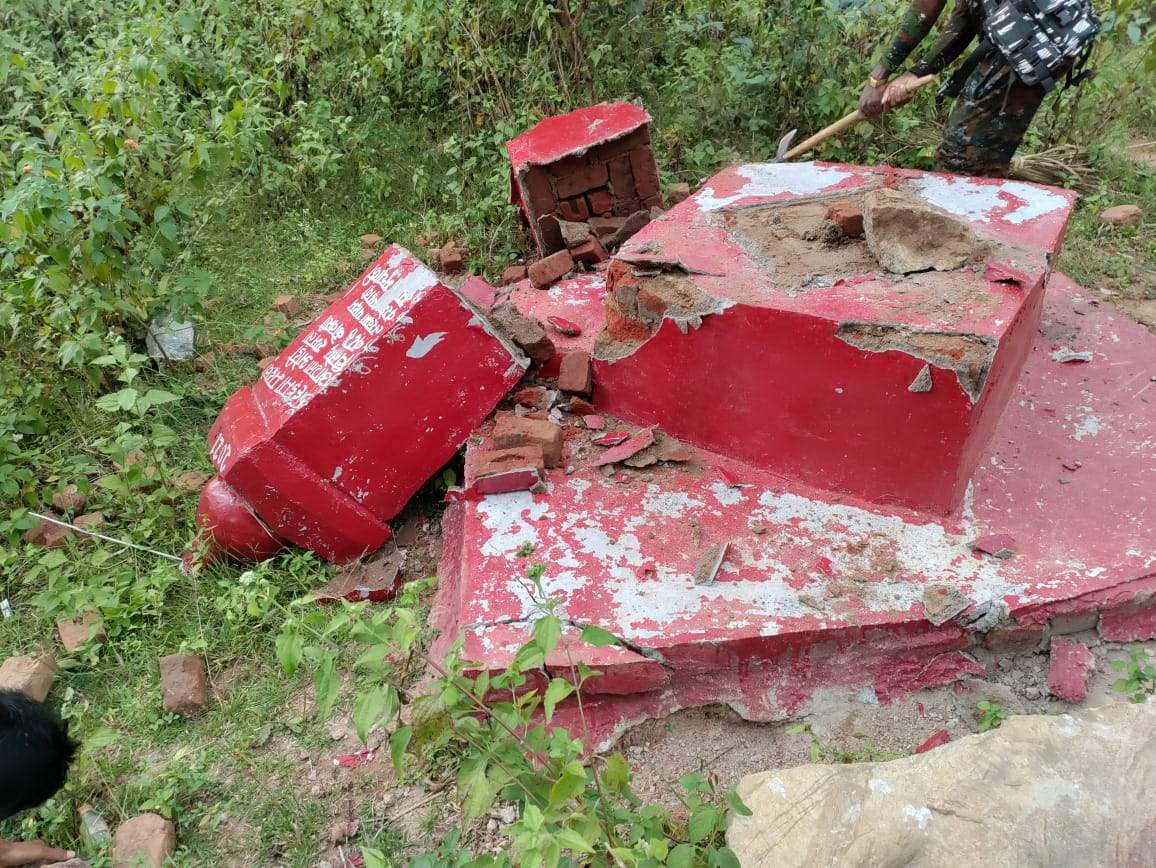 जवानों ने ढहाया नक्सली स्मारक