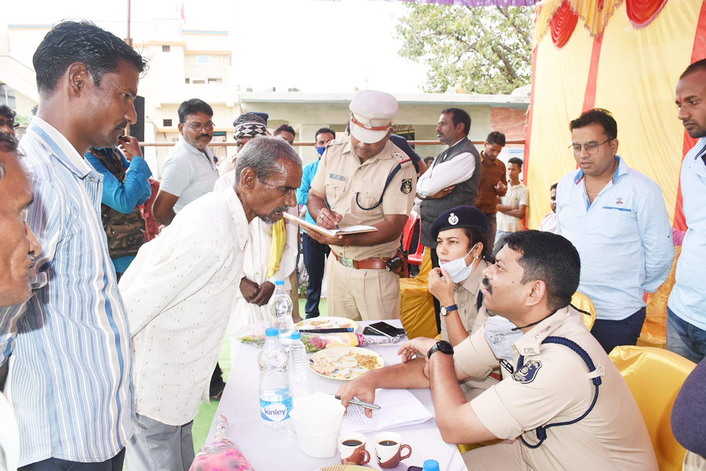 पुलिस जनदर्शन में एसपी हुए लोगों से रूबरू