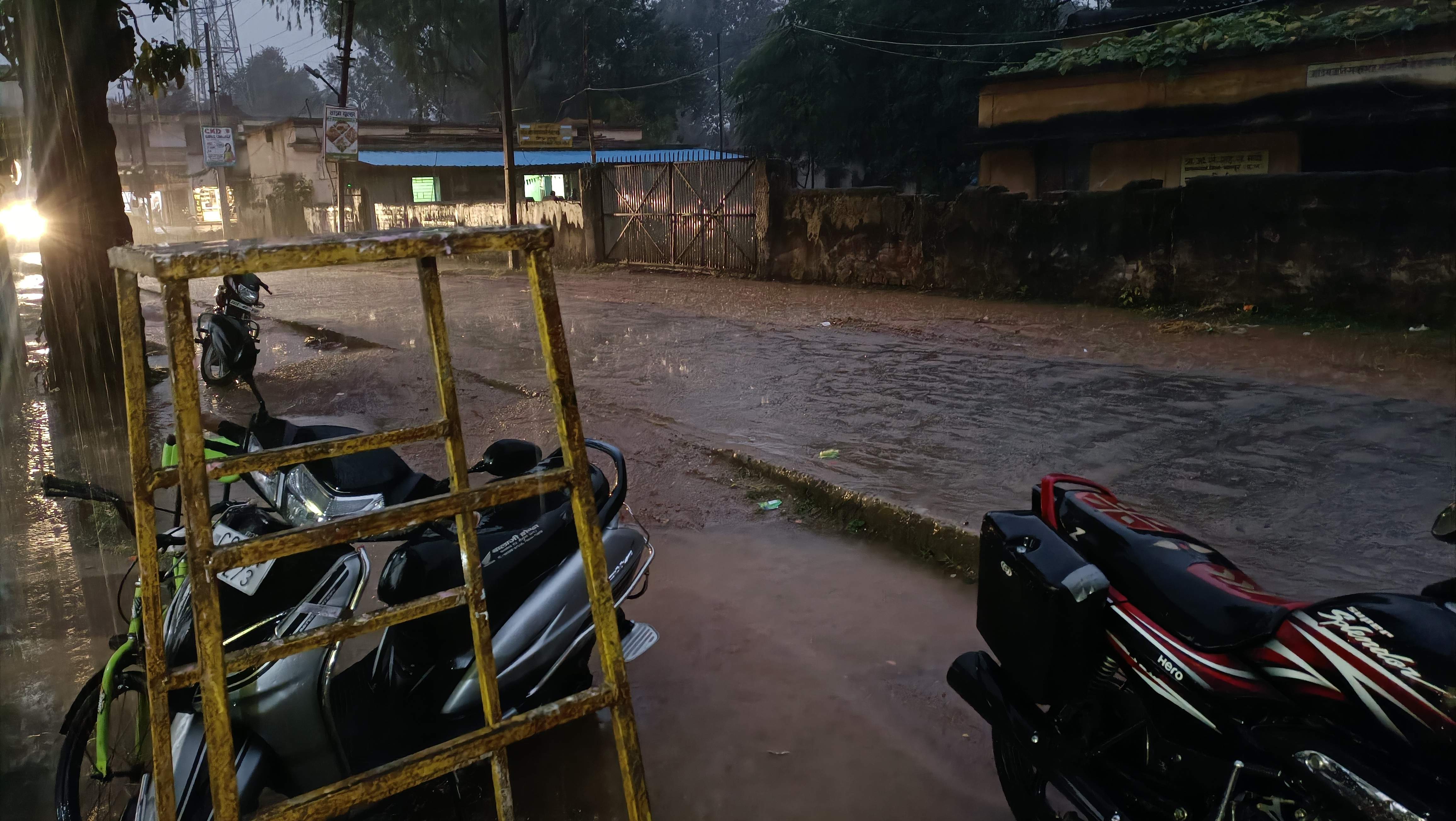 बेमौसम बारिश, सडक़ें रही सूनी, किसान मायूस