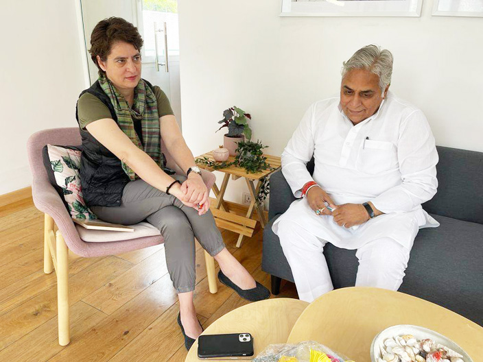 दिल्ली प्रवास के दूसरे दिन प्रियंका गांधी से मिले वोरा