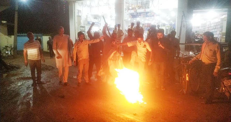 हिन्दू जागरण मंच के कार्यकर्ताओं ने खुर्शीद का पुतला जलाया