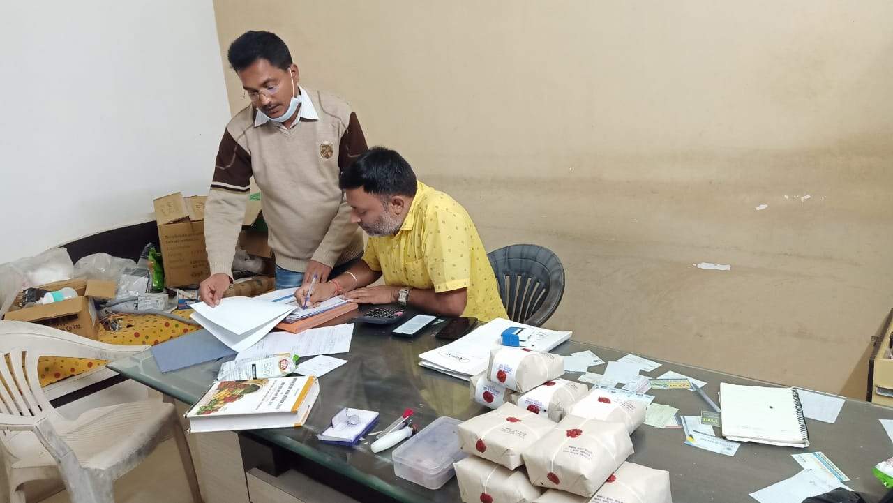 छापा, 60 बोरी माही सूजी जब्त, सैम्पल भेजा