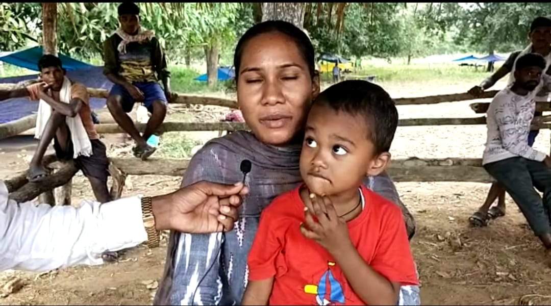 पति के इंतजार में थम नहीं रहे आंसू, बूढ़ी मां बेटे के वापस आने की कर रही दुआ