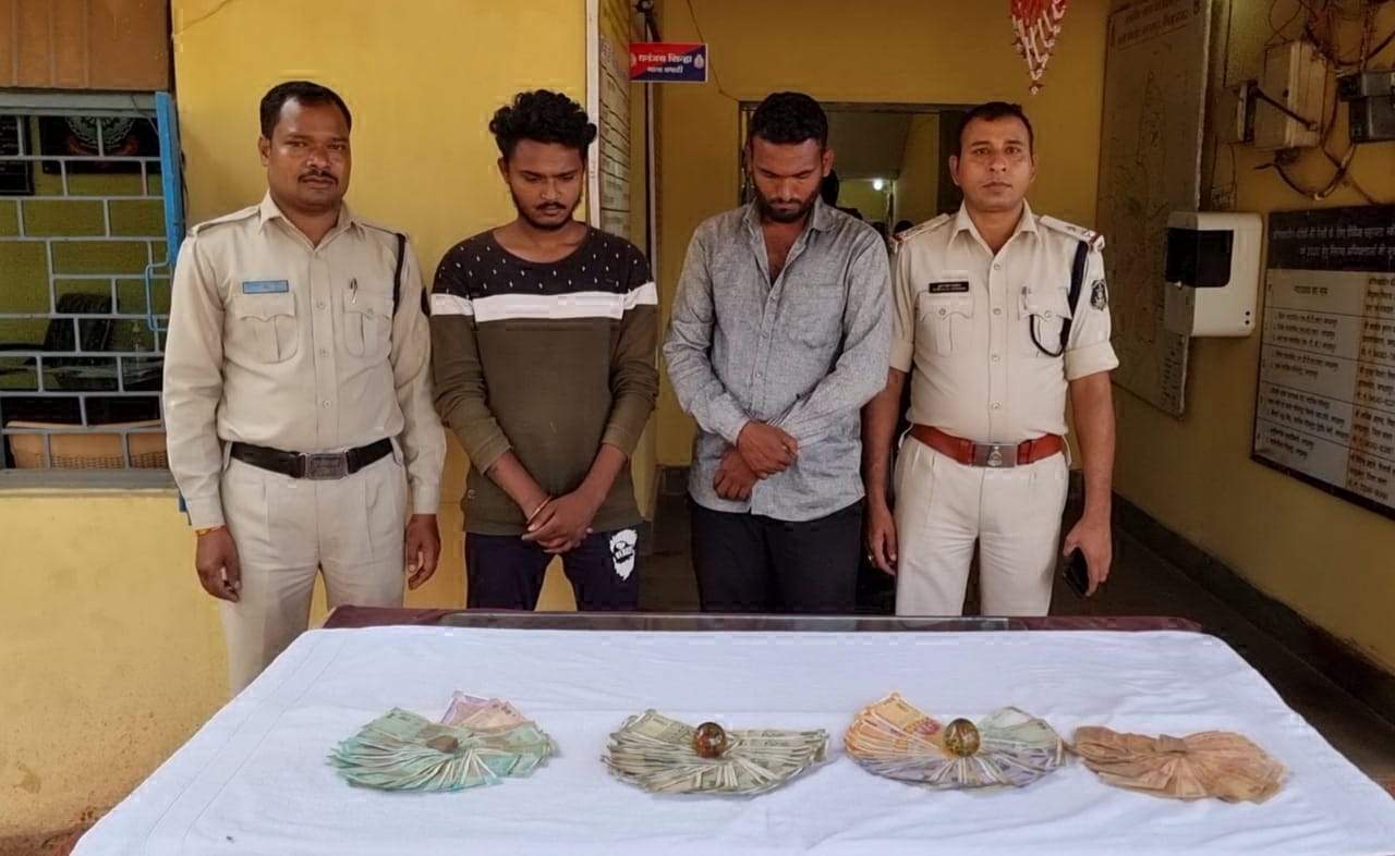 सट्टा-पट्टी के साथ 2 गिरफ्तार सट्टा-पट्टी के साथ 2 गिरफ्तार