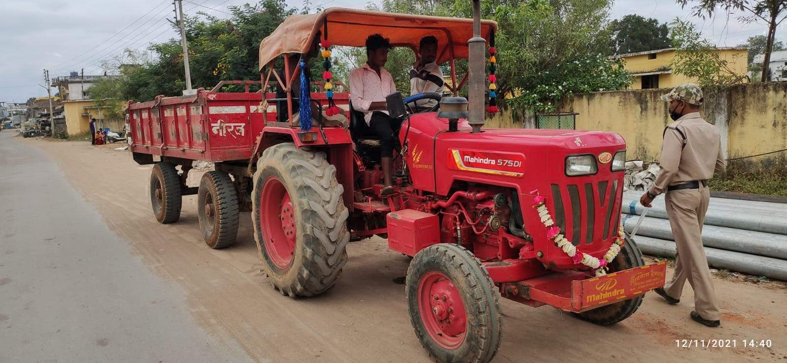 1 हाईवा व 3 ट्रैक्टर जब्त