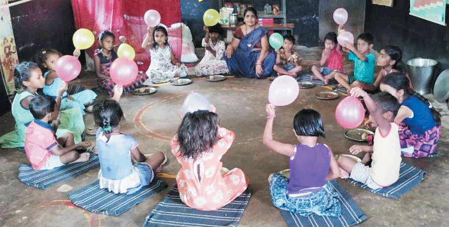 आंगनबाड़ी केंद्रों में मना बाल दिवस आंगनबाड़ी केंद्रों में मना बाल दिवस