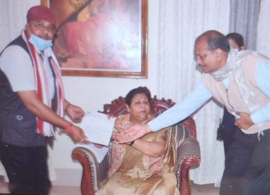 कर्मचारी संघ ने राज्यपाल को लंबित महंगाई भत्ता समेत मांगों को ले सौंपा ज्ञापन