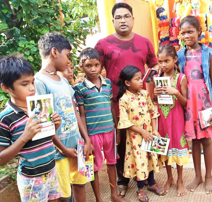 आर्थिक कमजोर बच्चों के साथ मना बाल दिवस