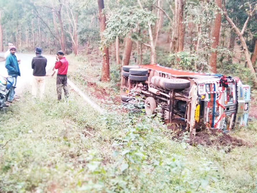 ट्रक पलटी, कोई हताहत नहीं ट्रक पलटी, कोई हताहत नहीं