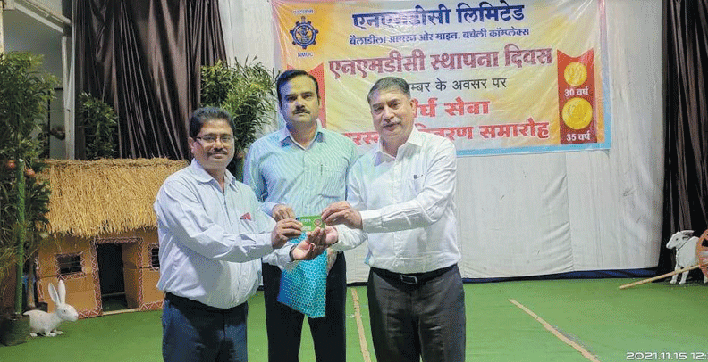 एनएमडीसी बचेली में दीर्घकालीन सेवा पुरस्कार वितरण समारोह