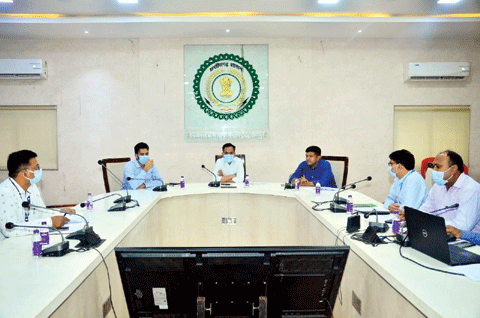 कोविड टीकाकरण कार्य को यथाशीघ्र पूर्ण करें-कलेक्टर