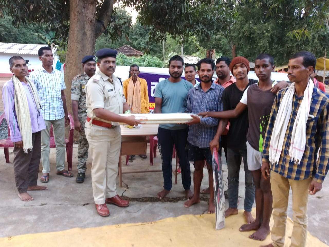 पुलिस ने चलित थाना लगाकर ग्रामीणों को किया जागरूक