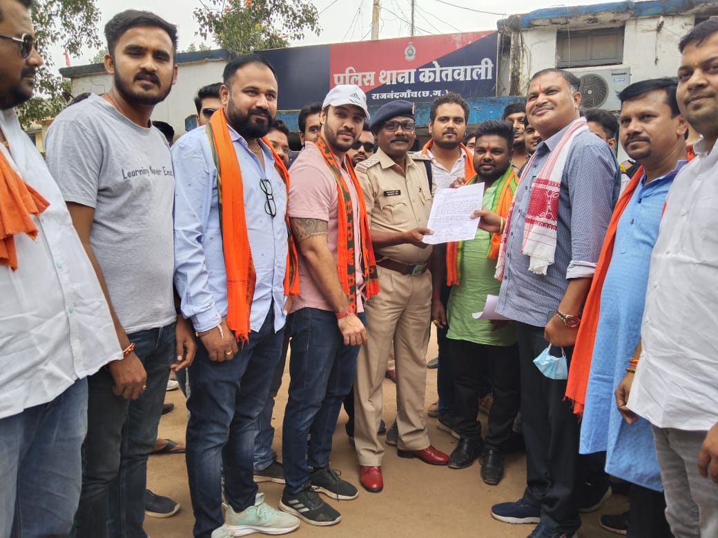 कांग्रेस नेता खुर्शीद पर आपराधिक मामला दर्ज करने पुलिस को ज्ञापन