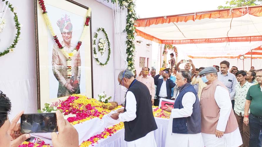 दिग्विजय-अकबर समेत दिग्गजों ने दी देवव्रत को श्रद्धांजलि