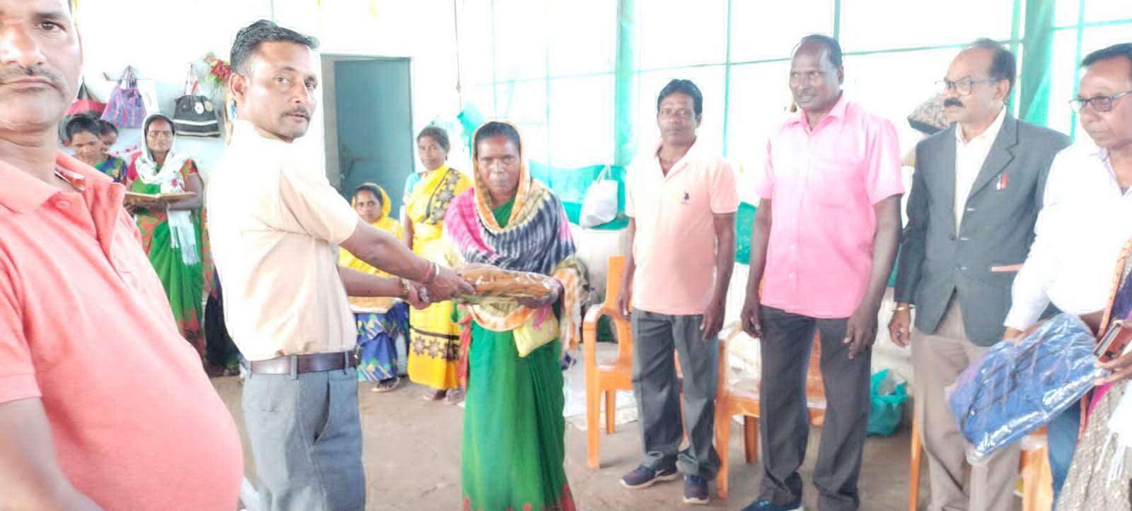 नपं के श्रमवीरों को मिला उपहार में स्वेटर