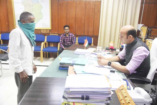 कलेक्टर ने सुनी 16 लोगों की समस्याएं