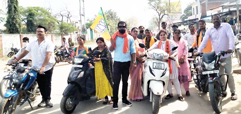 राज्य सरकार ने नहीं घटाया पेट्रोल-डीजल पर वैट, विरोध में भाजयुमो का प्रदर्शन