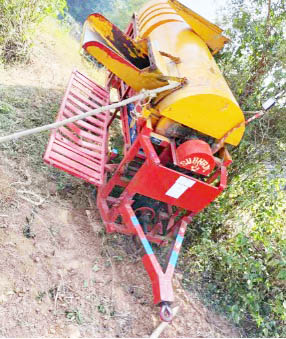 थ्रेसर मशीन पलटने से दो महिलाओं की मौत