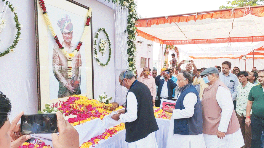 दिग्विजय-अकबर समेत दिग्गजों ने दी देवव्रत को श्रद्धांजलि, तेरहवीं कार्यक्रम में शामिल हुए कांग्रेस और गैरकांग्रेसी दिग्विजय-अकबर समेत दिग्गजों ने दी देवव्रत को श्रद्धांजलि, तेरहवीं कार्यक्रम में शामिल हुए कांग्रेस और गैरकांग्रेसी