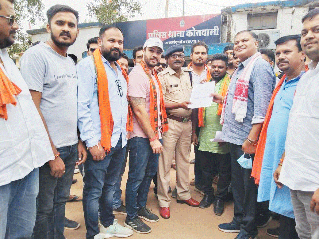कांग्रेस नेता खुर्शीद पर आपराधिक मामला दर्ज करने पुलिस को ज्ञापन