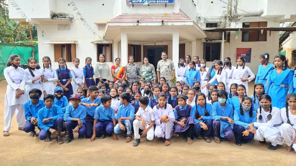 बाल सुरक्षा सप्ताह, स्कूली बच्चों ने केशकाल थाना पहुंच पुलिस की कार्यप्रणाली जानी