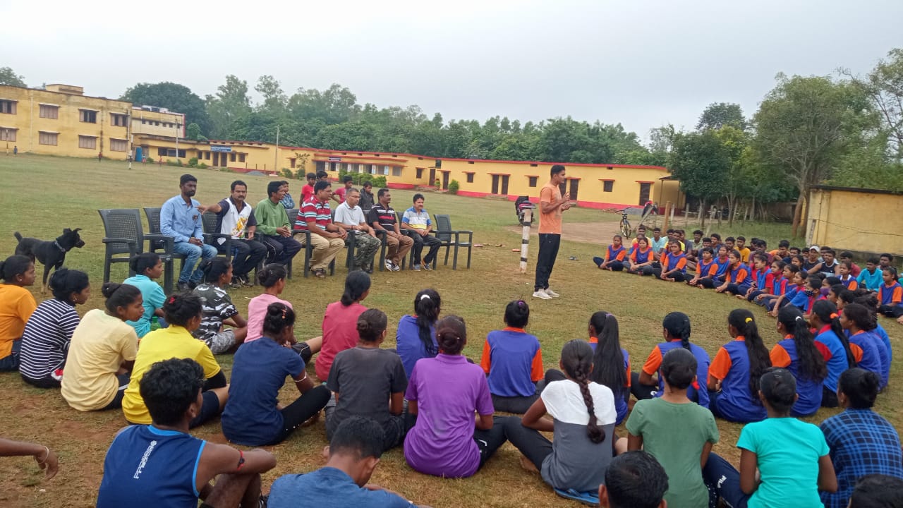 बस्तर फाइटर के लिए तैयारी कर रहे युवाओं का एसपी ने बढ़ाया मनोबल बस्तर फाइटर के लिए तैयारी कर रहे युवाओं का एसपी ने बढ़ाया मनोबल