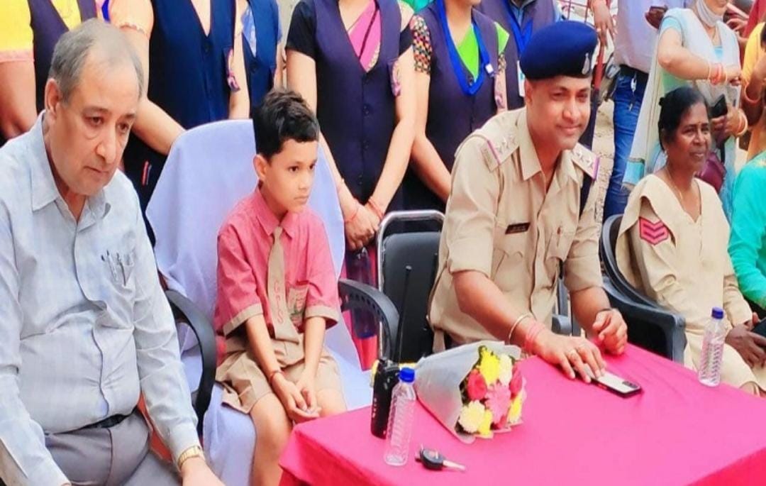 रोहन एक दिन के लिए बना खुर्सीपार थाना का बाल टीआई