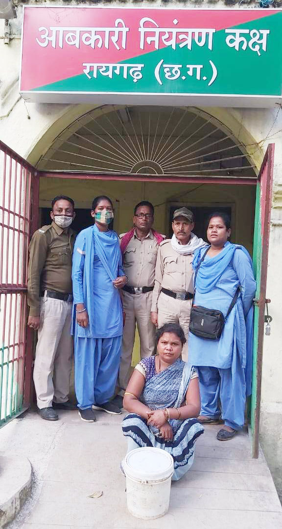 10 लीटर महुआ शराब के साथ महिला गिरफ्तार, जेल दाखिल