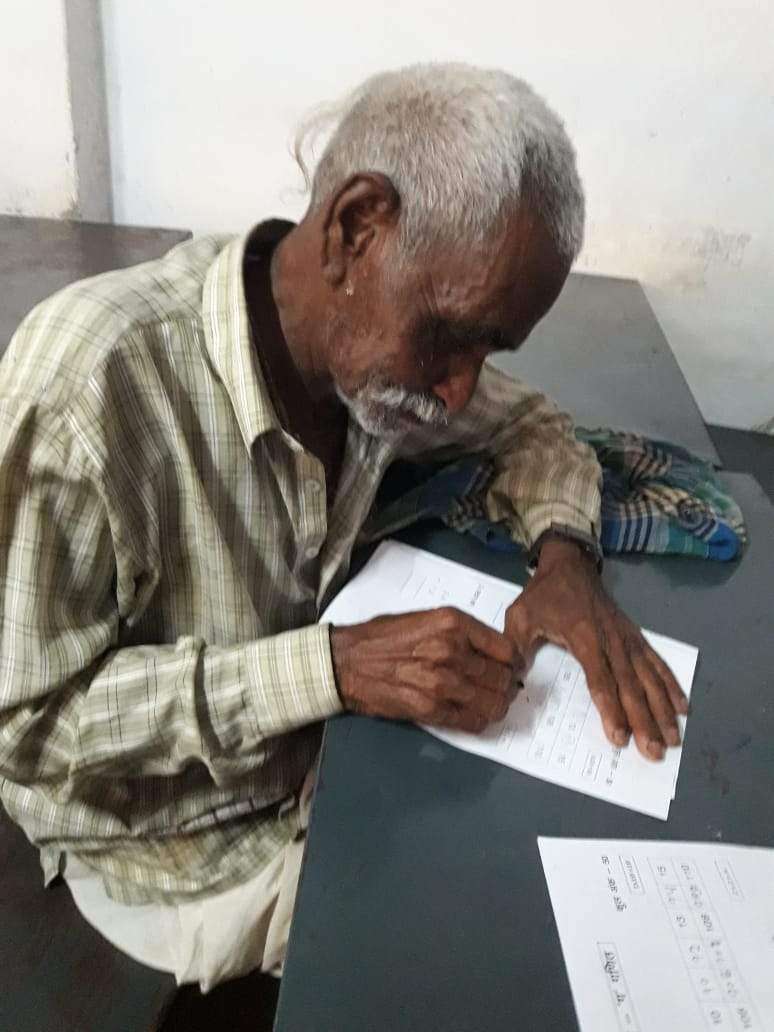 70 वर्षीय कनक ने अंगूठा लगाना छोड़, हाथों में ली कलम