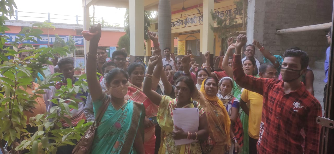 5 माह से नहीं मिली मध्याह्न भोजन की राशि, कर्ज के बोझ से दब रहीं समूह की महिलाएं 5 माह से नहीं मिली मध्याह्न भोजन की राशि, कर्ज के बोझ से दब रहीं समूह की महिलाएं