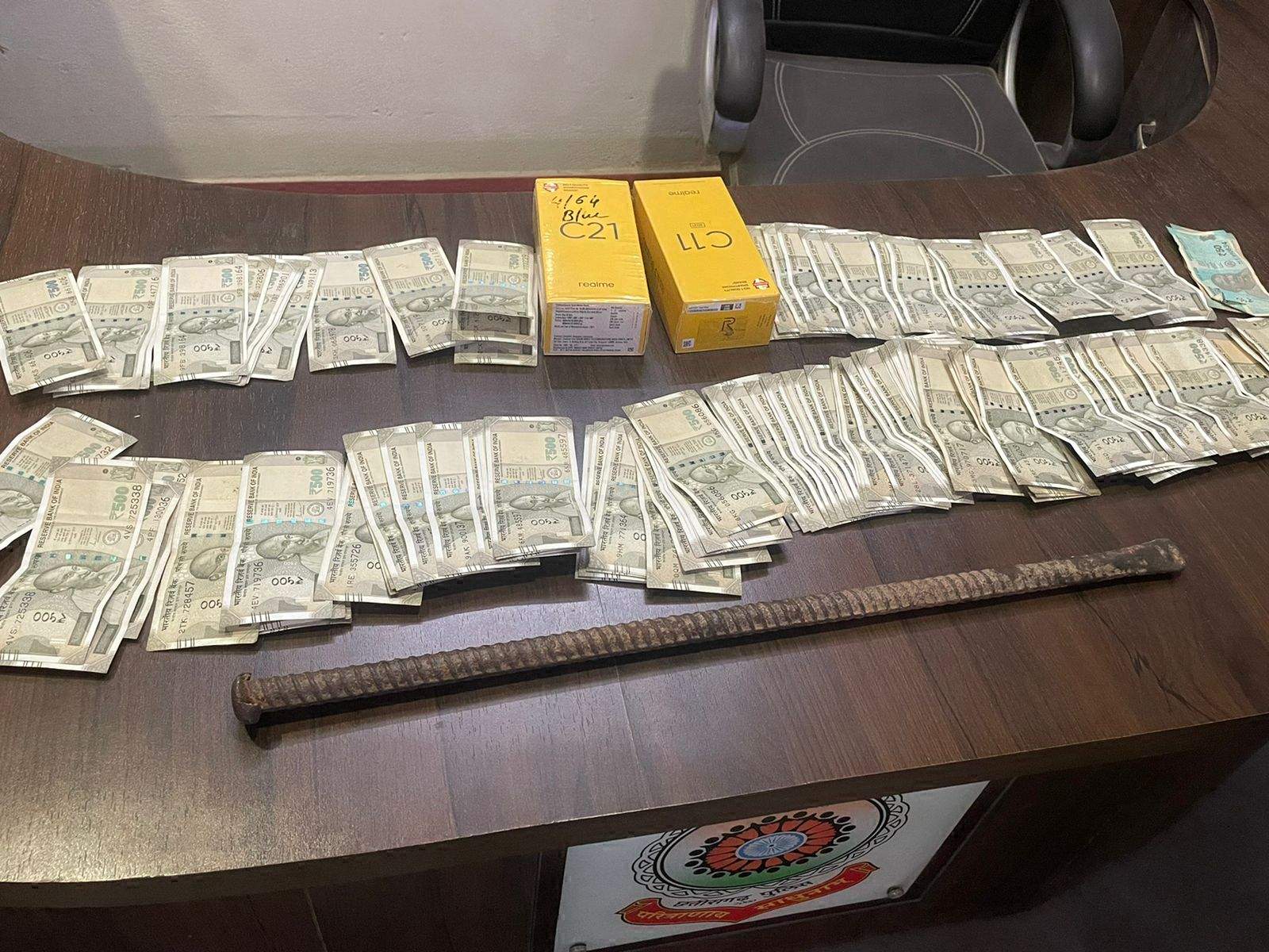 चोरी की 2 मोबाइल व नगदी के साथ पकड़ाया नाबालिग