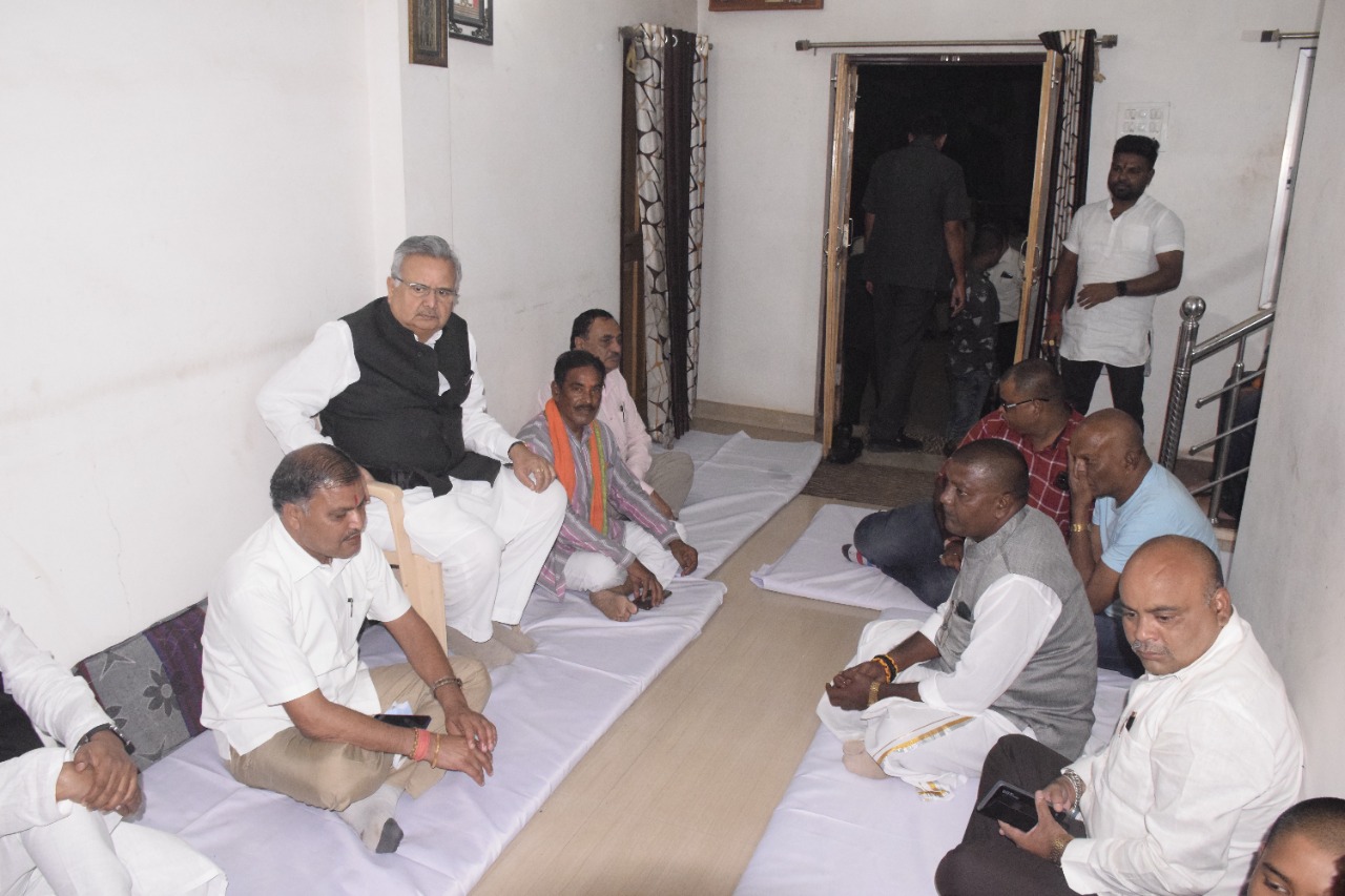 पूर्व सीएम रमन ने मेश्राम के परिजनों से की भेंट पूर्व सीएम रमन ने मेश्राम के परिजनों से की भेंट
