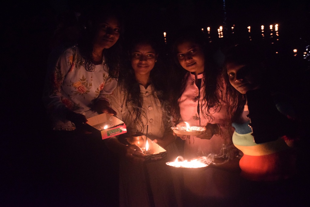 अलसुबह नदी में श्रद्धालुओं ने लगाई डुबकी