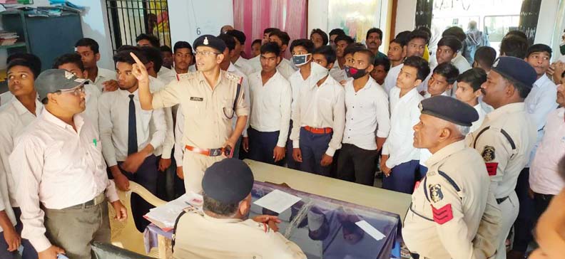 स्कूली बच्चों को कराया थाना भ्रमण, दी कानून की जानकारी
