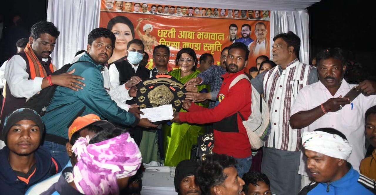 बिरसा मुंडा स्मृति पारम्परिक आदिवासी नृत्य महोत्सव व फुटबॉल मैच स्पर्धा, विजेता पुरस्कृत