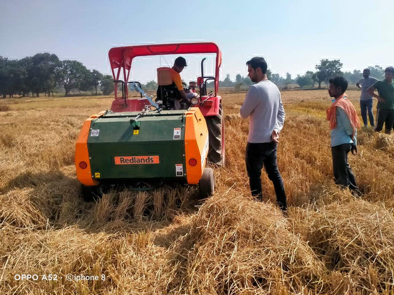 पैरा रोलर मशीन के ट्रायल को देखने किसानों में भारी उत्सुकता