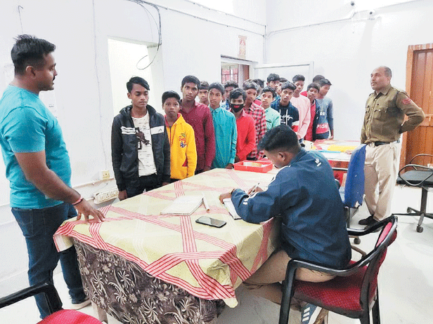 बालक छात्रावास उदयपुर के छात्रों ने किया थाना का भ्रमण, जाना अधिकारों को