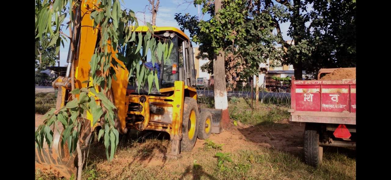 खनिज खुदाई,1 जेसीबी-5 टै्रक्टर जब्त