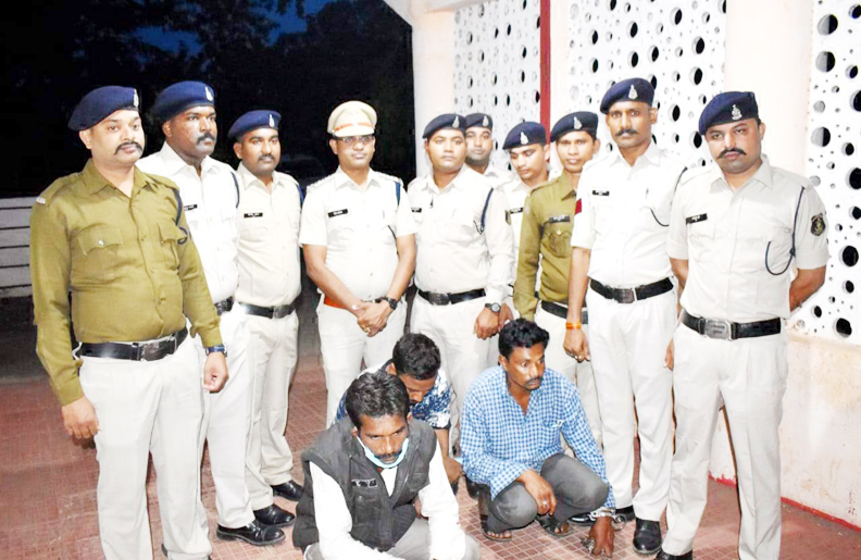सोसायटी में अनाज चोरी, नांदगांव के 3 बंदी, 2 फरार सोसायटी में अनाज चोरी, नांदगांव के 3 बंदी, 2 फरार